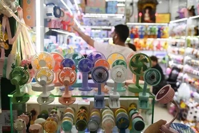 △近期，客商在浙江義烏國際商貿城采購商品。