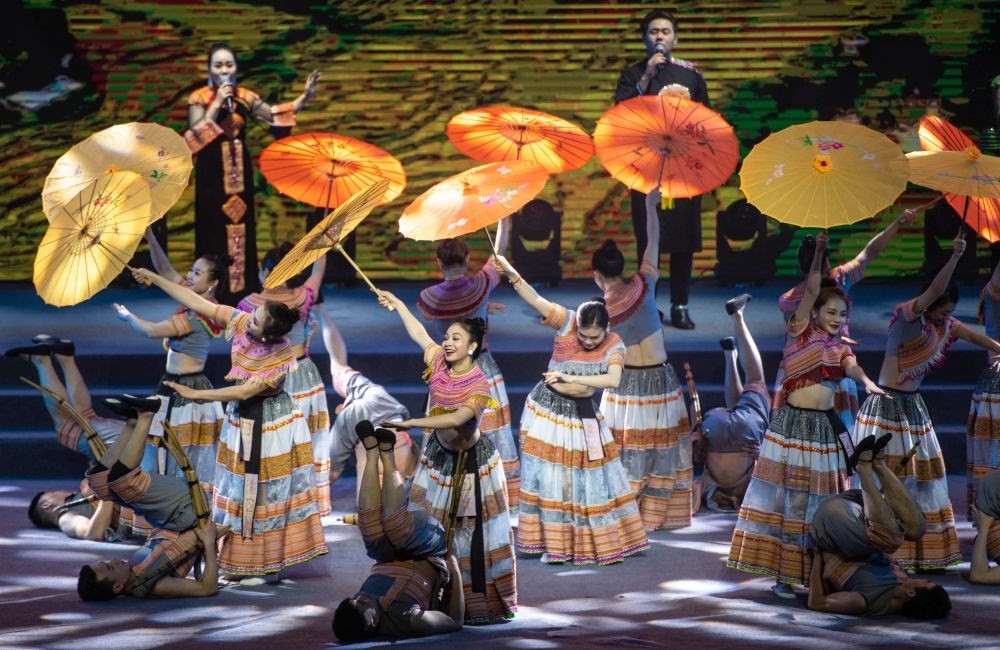 2023年1月18日，以“同心筑厚誼 攜手共發(fā)展”為主題的2023年中越跨國(guó)春節(jié)聯(lián)歡晚會(huì)在云南省紅河哈尼族彝族自治州河口瑤族自治縣舉行，越南老街省民族藝術(shù)歌舞團(tuán)的演員在晚會(huì)上表演歌舞《漂浮在云端的節(jié)日》。新華社記者 胡超 攝