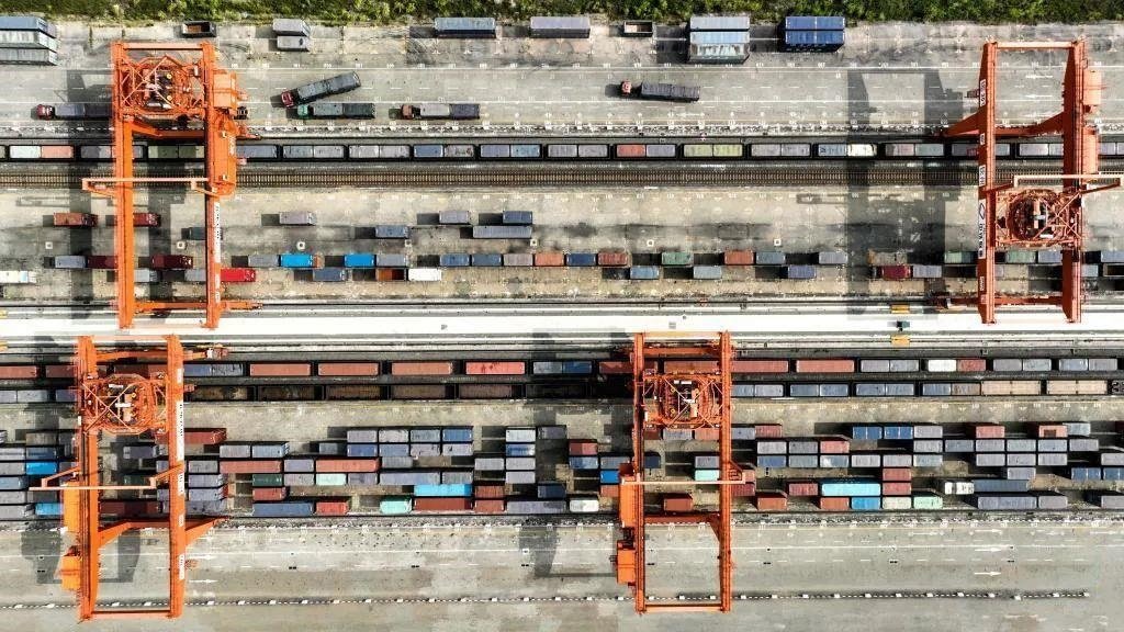 △2023年11月12日，火車在廣西欽州港碼頭裝運集裝箱。