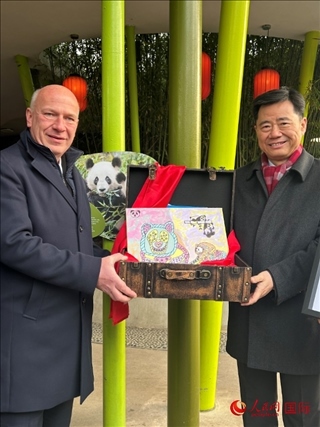 吳墾大使和韋格納市長(zhǎng)手捧德國(guó)兒童為“夢(mèng)想”“夢(mèng)圓”準(zhǔn)備的手繪“送別大禮包”。人民網(wǎng)記者 徐馨攝