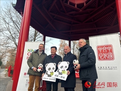 中國(guó)文化中心組織的主題活動(dòng)現(xiàn)場(chǎng)。從左至右依次為柏林動(dòng)物園園長(zhǎng)克尼里姆、中國(guó)駐德國(guó)大使吳懇、柏林市長(zhǎng)韋格納、柏林動(dòng)物園監(jiān)事會(huì)主席布魯克曼。人民網(wǎng)記者 徐馨攝