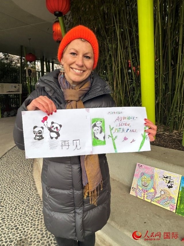 桑德拉和德國(guó)小朋友們的作品。右圖寫著“祝福好運(yùn)，再見 Pit和Paule（“夢(mèng)想”“夢(mèng)圓”的德語(yǔ)名字）”。人民網(wǎng)記者 徐馨攝