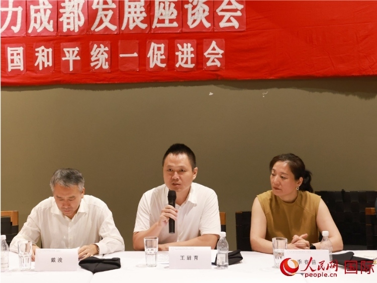 中國駐里約總領(lǐng)館副總領(lǐng)事王尉育（中）在座談會中致辭。人民網(wǎng)記者 陳海琪攝