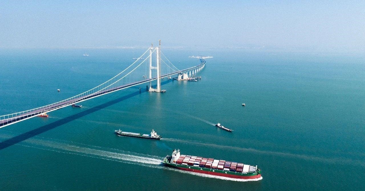 △2023年11月28日，國(guó)家重大工程深中通道海底沉管隧道貫通。