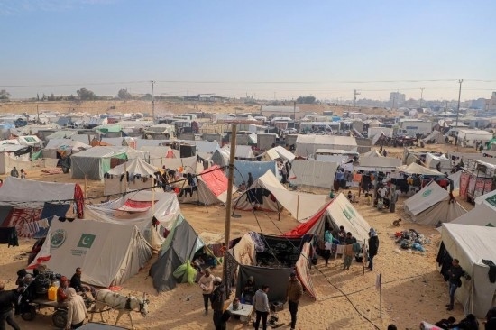  這是12月8日在加沙地帶南部城市拉法拍攝的臨時(shí)營(yíng)地。新華社發(fā)（里澤克·阿卜杜勒賈瓦德攝）