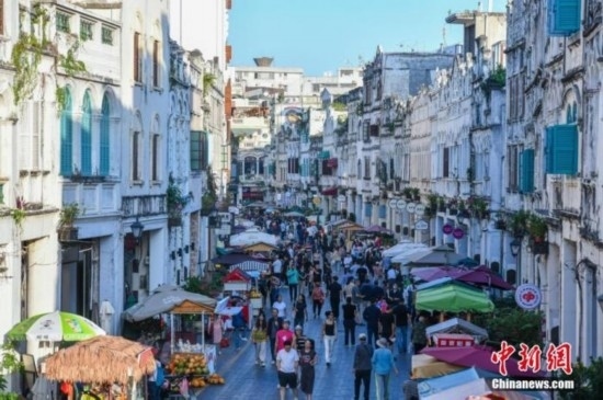 圖為?？隍T樓老街游客如織。 <a target='_blank' href='/' ><p align=