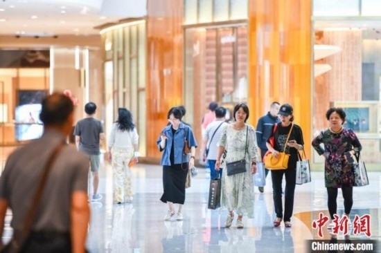 圖為顧客在cdf海口國際免稅城內(nèi)選購商品。<a target='_blank' href='/' ><p align=