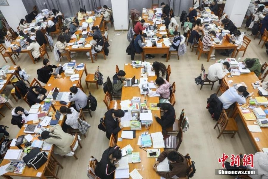 資料圖：眾多考研學(xué)生在南昌大學(xué)圖書館的自習(xí)室內(nèi)復(fù)習(xí)備考。劉力鑫 攝