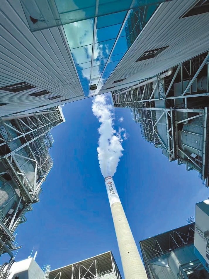  綠色低碳 近日，來自10余個國家的國際青年跟隨“世界青年能源行”活動走進國家能源集團江蘇泰州電廠。作為亞洲最大火電二氧化碳捕集、利用與封存項目，該項目每年可捕集消納二氧化碳50萬噸。 美國籍演員、主持人 史蒂文·韋德斯攝 “走在電廠里，體驗各種高科技，真切感受到中國在清潔能源方面發(fā)展迅速，許多技術(shù)走在了世界前列?！? /></p> <p style=