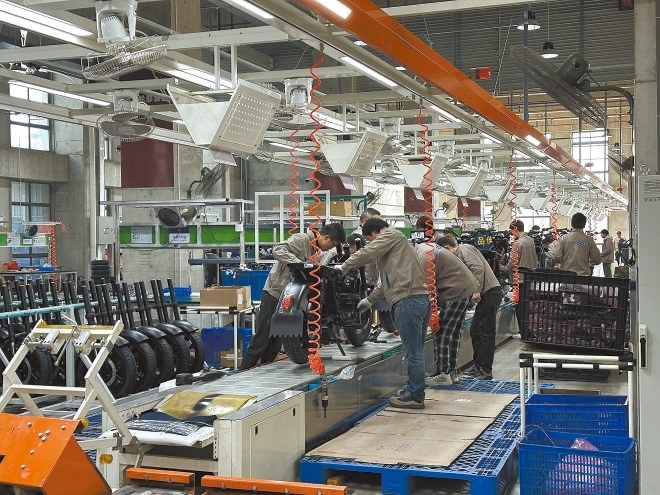  產(chǎn)業(yè)領(lǐng)跑 在長三角一體化發(fā)展格局下，新能源制造業(yè)通過產(chǎn)業(yè)集群協(xié)同發(fā)展，形成現(xiàn)代化產(chǎn)業(yè)體系。圖為位于江蘇常州市的比亞迪工廠內(nèi)，工作人員正在組裝銷往非洲國家的電動摩托車。 拉丁美洲通訊社古巴籍?dāng)z影記者 朗尼·洛佩茲（中文名羅帥）攝