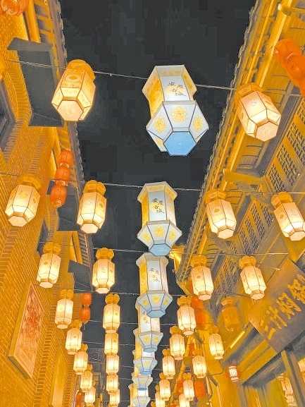  古城新韻 位于安徽安慶市安慶古城的倒扒獅歷史文化街區(qū)依江而建，在保留歷史建筑的同時，引入產(chǎn)業(yè)新業(yè)態(tài)，激發(fā)歷史文化街區(qū)活力，吸引了眾多游客前來游玩。 韓國籍視頻博主 金峻范攝