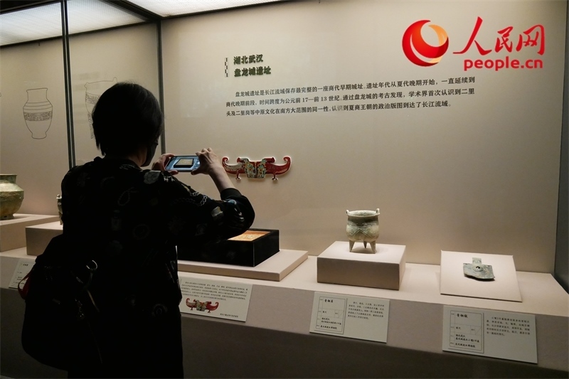 今年9月，觀眾正在參觀“鑒往知遠(yuǎn)——新時代考古成果展”。人民網(wǎng)記者 韋衍行攝
