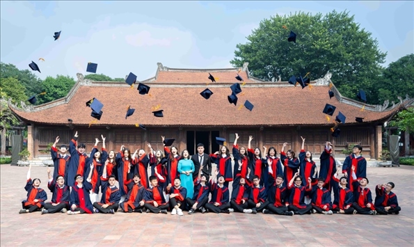 12月9日，越南首都河內(nèi)一所高中的學生在文廟內(nèi)合影留念。