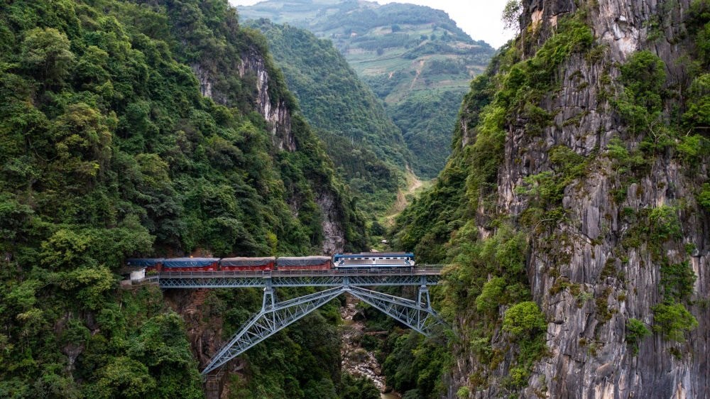 2023年6月20日，一列火車駛過人字橋。