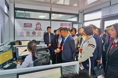  在昆明中院訴前調(diào)解工作室內(nèi)，代表們觀(guān)摩法官線(xiàn)上調(diào)解。