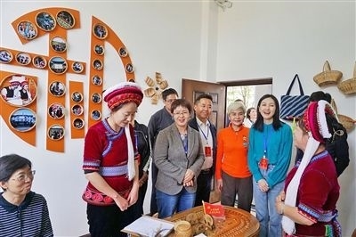  在大理法院喜洲法庭，代表們與“金花調(diào)解員”共同探討民族特色調(diào)解工作方法。