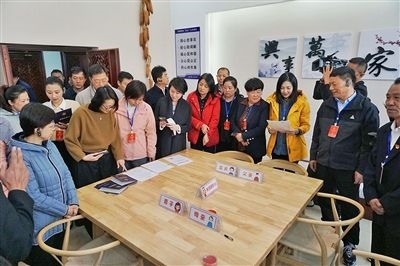  在劍川法院家事調(diào)解室內(nèi)，該院制作的《離婚證明書(shū)》引起了代表們的關(guān)注。