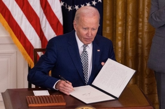 10月30日，美國總統(tǒng)拜登在華盛頓白宮簽署人工智能監(jiān)管行政令。新華社發(fā)（亞倫攝）