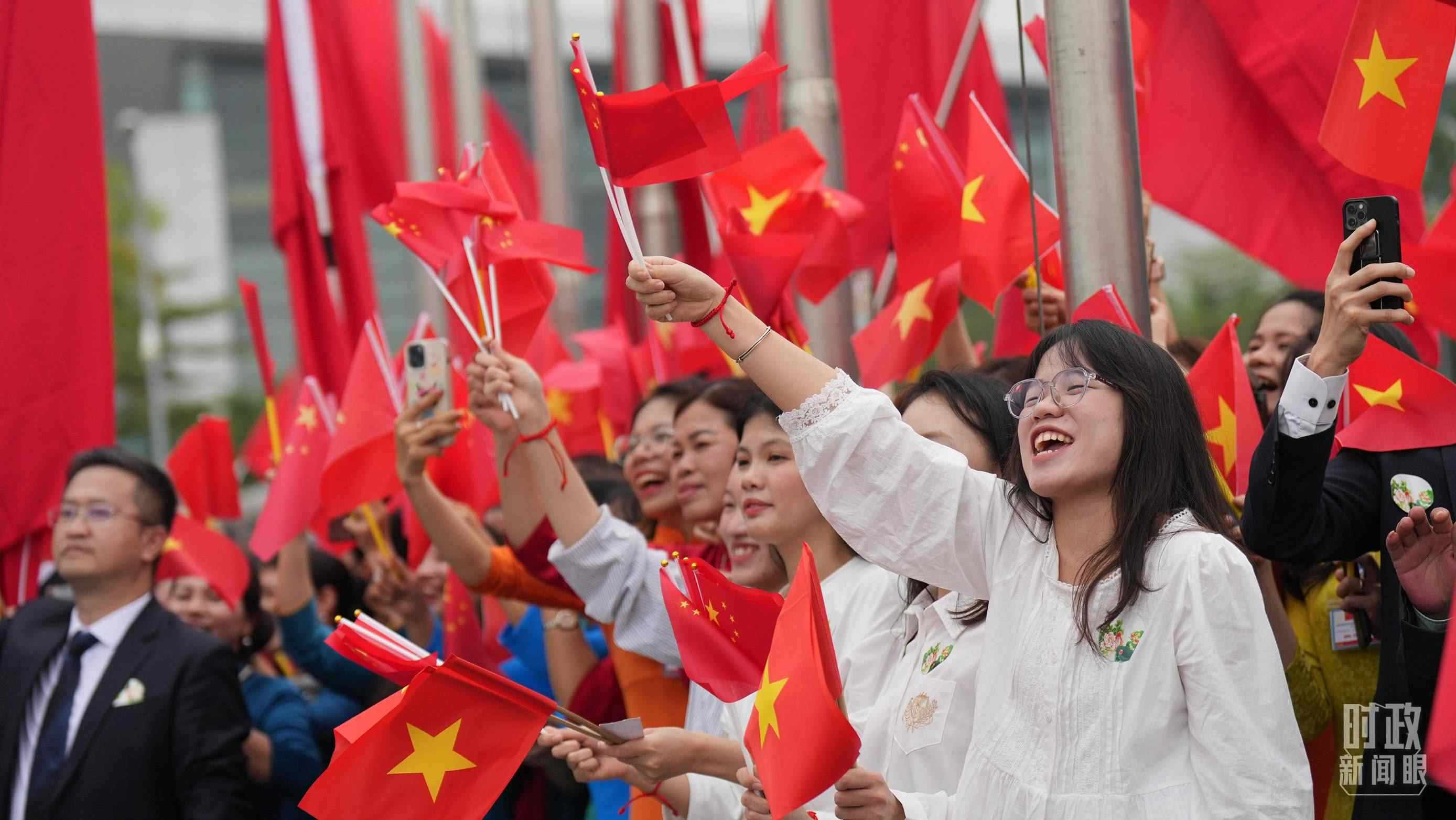 △人們揮舞兩國旗幟歡迎習近平訪越。（總臺國廣記者李晉拍攝）