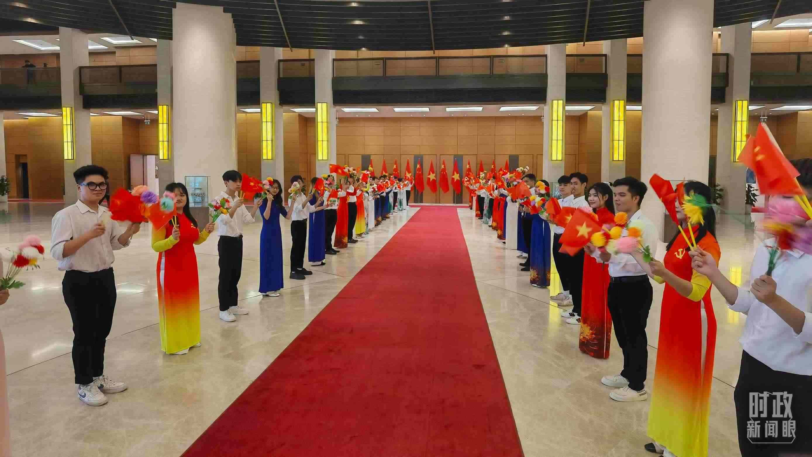 △夾道歡迎的當?shù)厍嗄?。（總臺央視記者周志國拍攝）