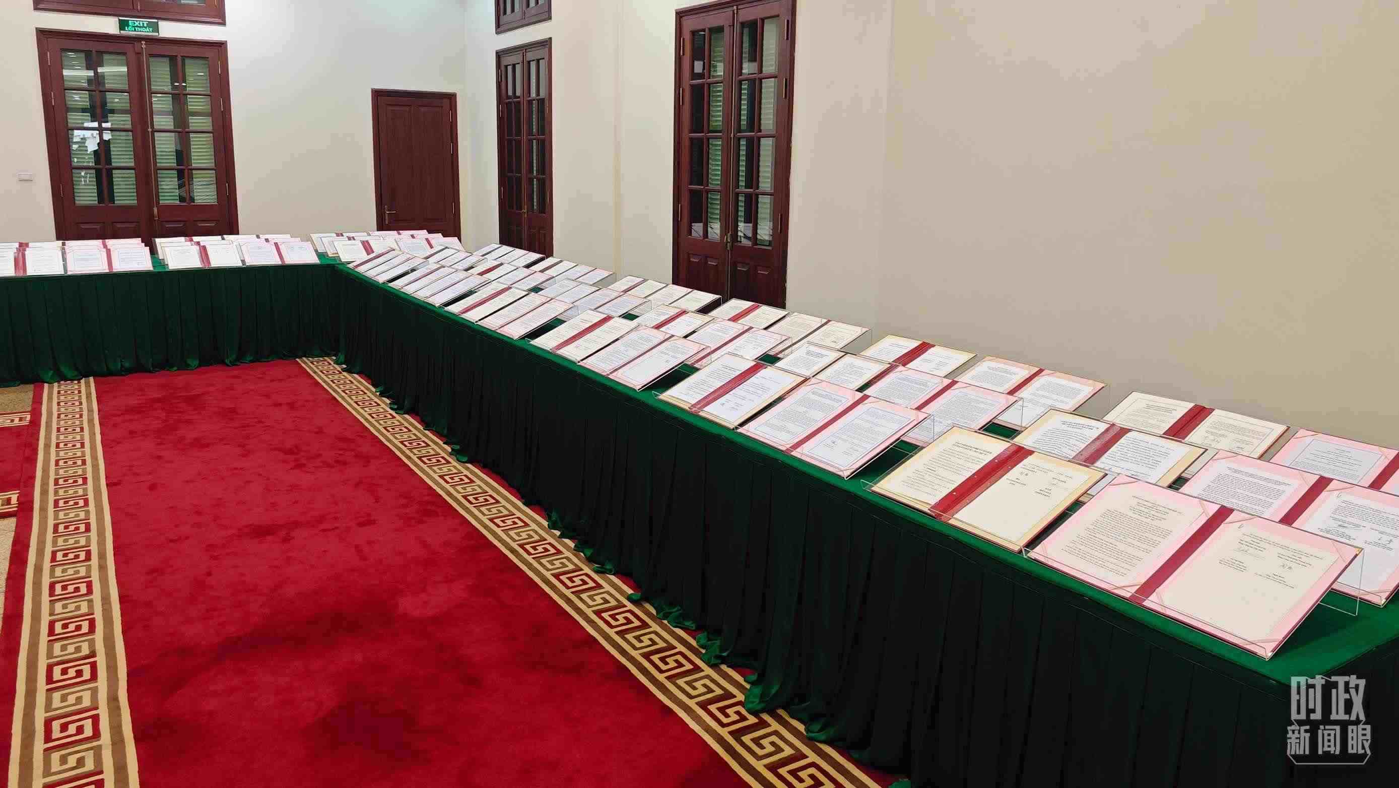 △會談后，兩黨總書記共同見證雙方簽署的雙邊合作文件展示，涵蓋共建“一帶一路”等30多個領域。（總臺央視記者耿小龍拍攝）