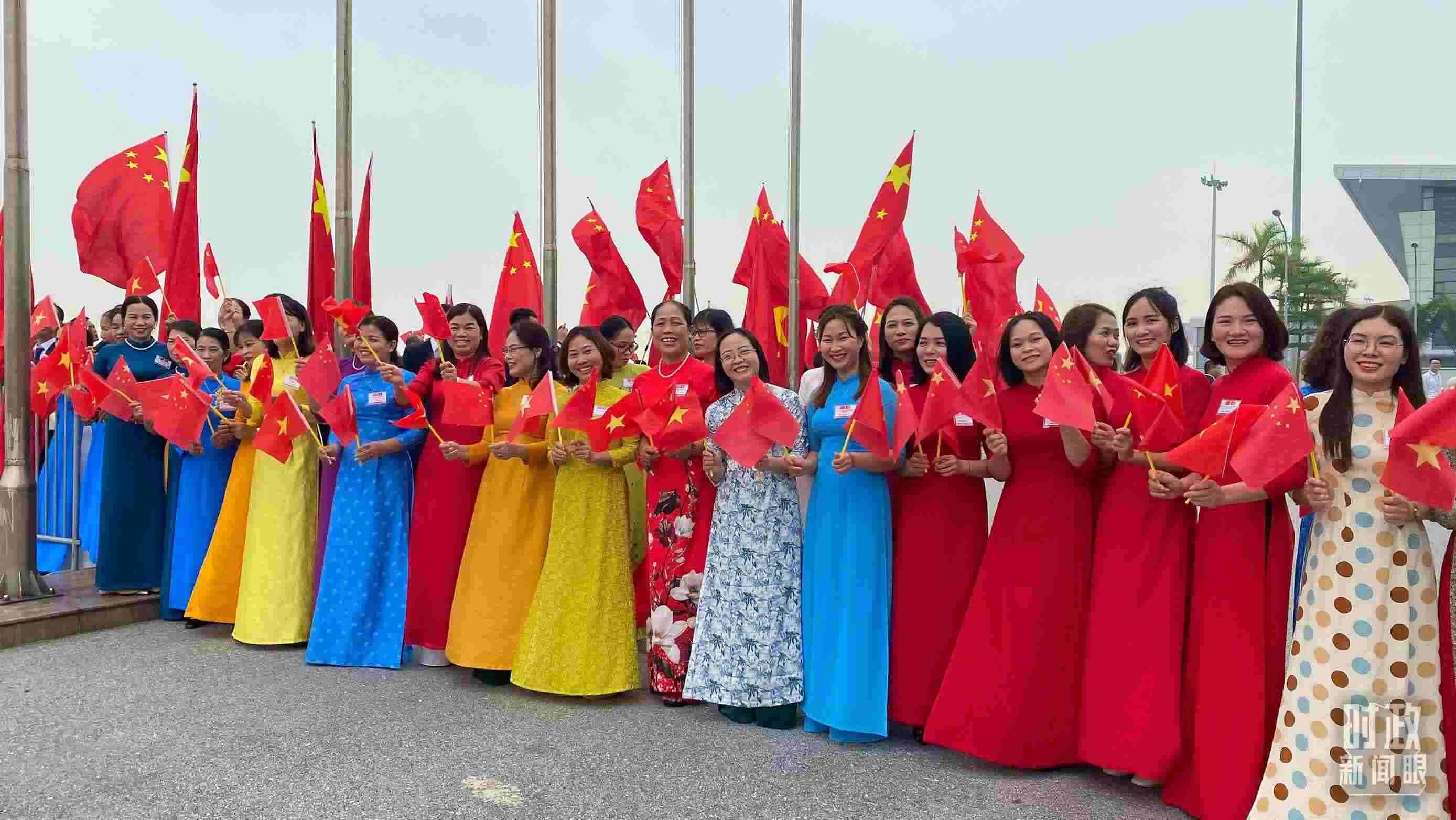 △專機抵達前，400多名中越各界代表手持兩黨兩國旗幟翹首以盼。（總臺央視記者李增仁拍攝）