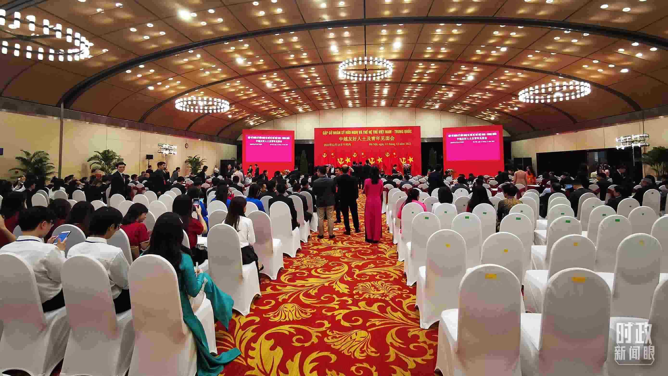 △習近平出席中越友好人士及青年見面會。這是見面會開始前的場景。（總臺央視記者荊偉拍攝）