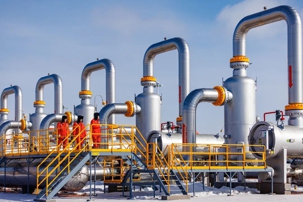 中俄東線天然氣管道黑河首站工作人員正在巡檢。受訪者供圖