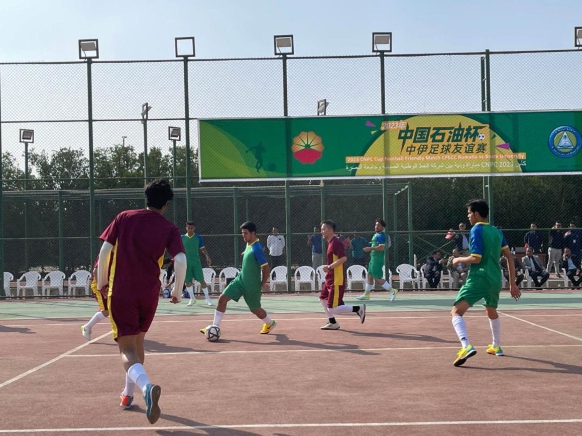 12月14日，中國石油（伊拉克）魯邁拉片區(qū)舉辦公共開放日和足球友誼賽。中國石油工程建設有限公司魯邁拉項目代表隊與巴士拉大學代表隊進行了比賽，巴士拉大學代表隊獲勝。文學軍攝