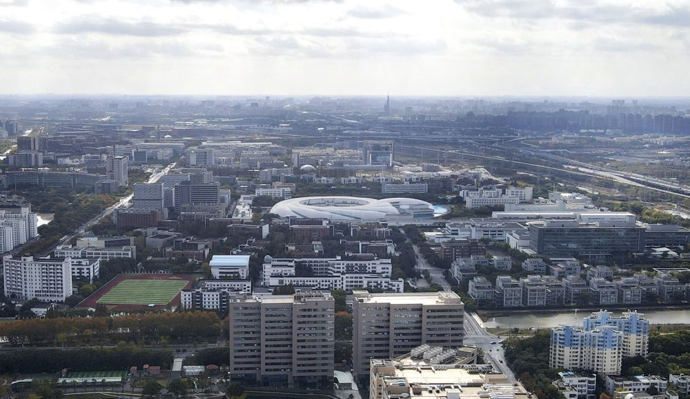 這是2023年11月25日在上海浦東新區(qū)張江科學城拍攝的形如鸚鵡螺的大科學裝置上海光源（中）（無人機照片）。新華社記者 方喆 攝