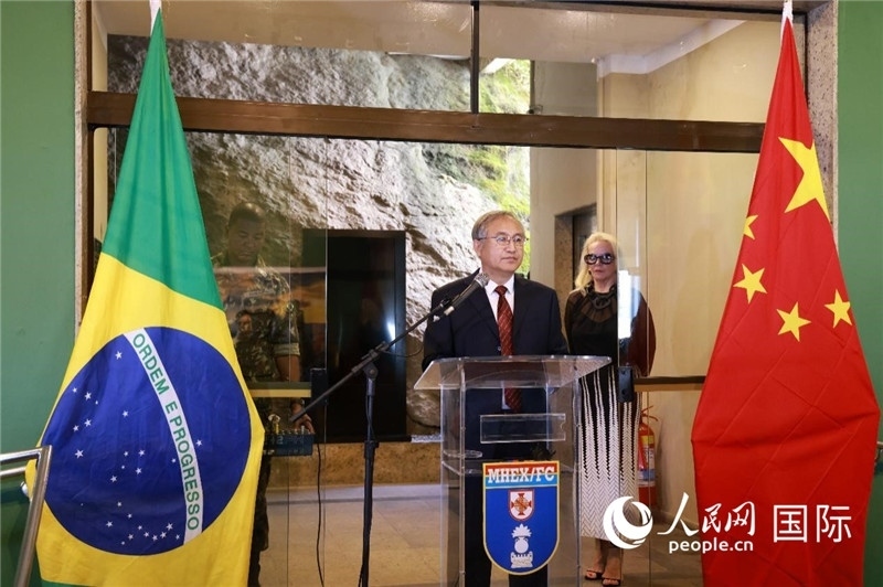 中國攝影家協(xié)會駐會副主席鄭更生在攝影展開幕式上致辭。 人民網(wǎng)記者 陳海琪攝