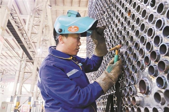 邵旭鵬在車(chē)間進(jìn)行電焊作業(yè)。受訪者供圖