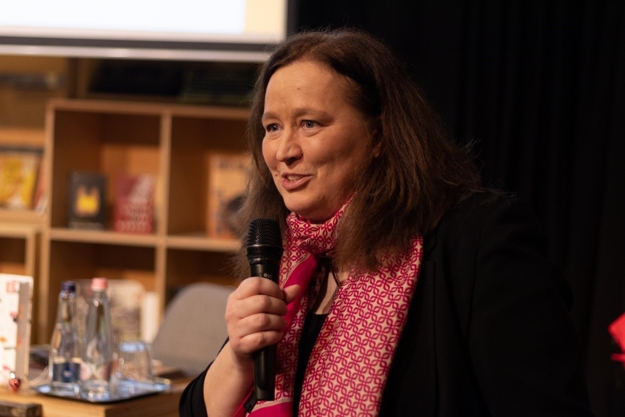 本書譯者宗博莉·克拉拉主持讀書分享會(huì)。摩爾多瓦尼·巴爾納巴斯攝