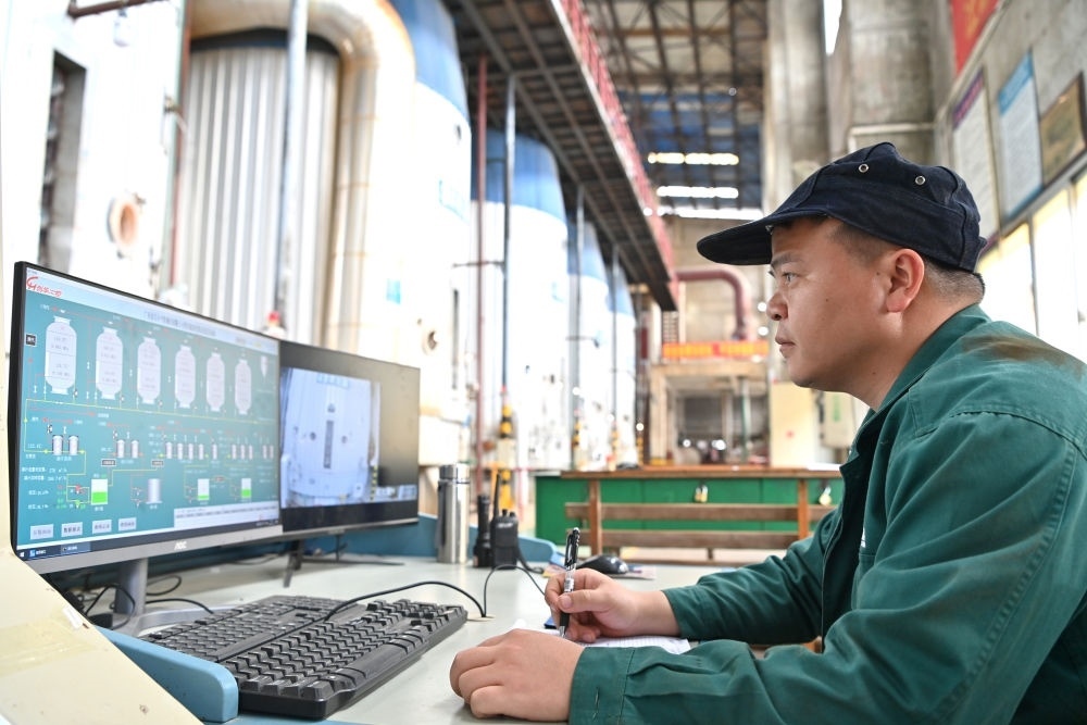 12月12日，工作人員在廣西來賓小平陽湘桂制糖有限公司監(jiān)控蒸發(fā)系統(tǒng)。