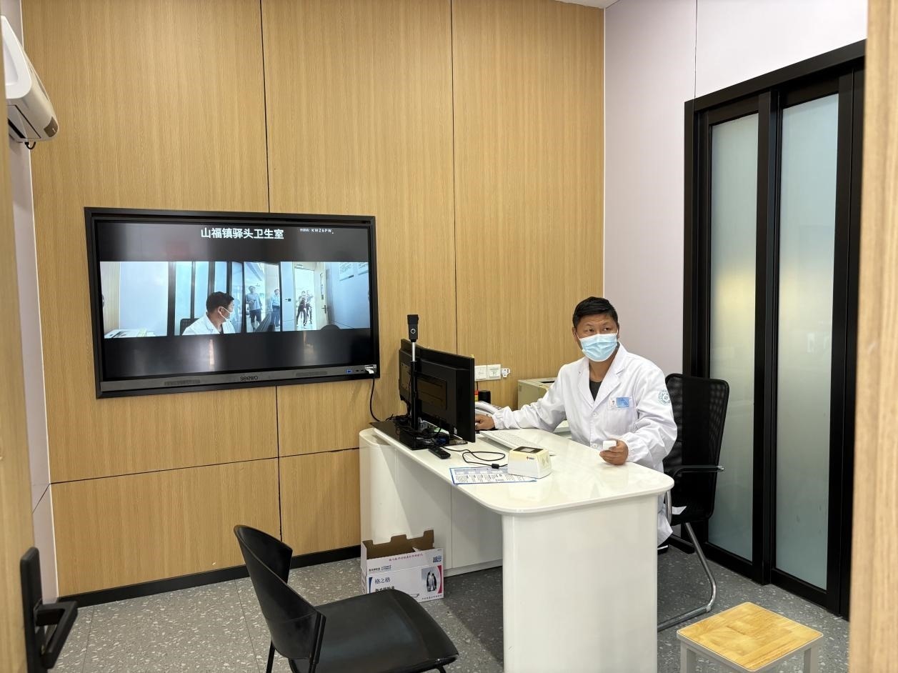 　　村里的值班醫(yī)生在線上連接三甲醫(yī)院的醫(yī)生對(duì)患者進(jìn)行會(huì)診。