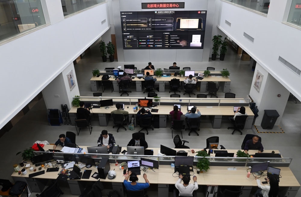 中國(guó)—東盟信息港員工在工作中。