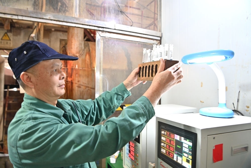 12月12日，廣西來賓小平陽湘桂制糖有限公司的工作人員在檢測糖漿樣品。