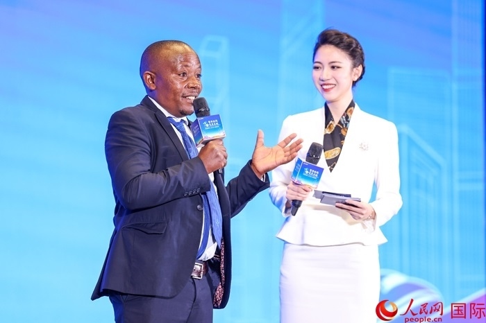 來自烏干達坎帕拉—恩德培機場高速公路項目的赫爾曼（左）被評為中國交建共建“一帶一路”最美外籍建設者之一。人民網(wǎng)記者 趙益普攝