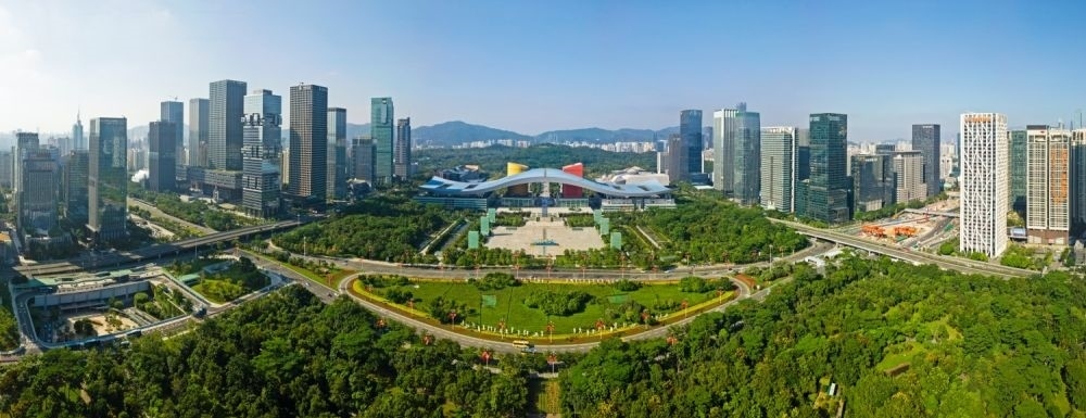 這是在廣東省深圳市拍攝的深圳市民中心和蓮花山公園一線（2020年10月2日攝，無人機照片）。新華社記者 梁旭 攝