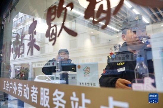 12月16日，戶外工作者在浙江省嘉興市南湖區(qū)丁家橋社區(qū)個性化“惠工小站”休息。