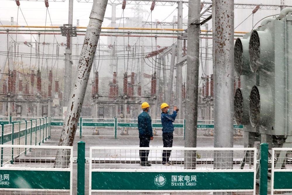 △國網(wǎng)壽光市供電公司變電運維人員在檢查變電站積雪情況。
