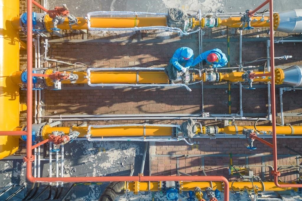 12月17日，黑龍江省哈爾濱市中慶燃氣有限責(zé)任公司成高子門站的工作人員在進行設(shè)備巡檢，保障燃氣供應(yīng)（無人機照片）。 新華社記者 張濤 攝