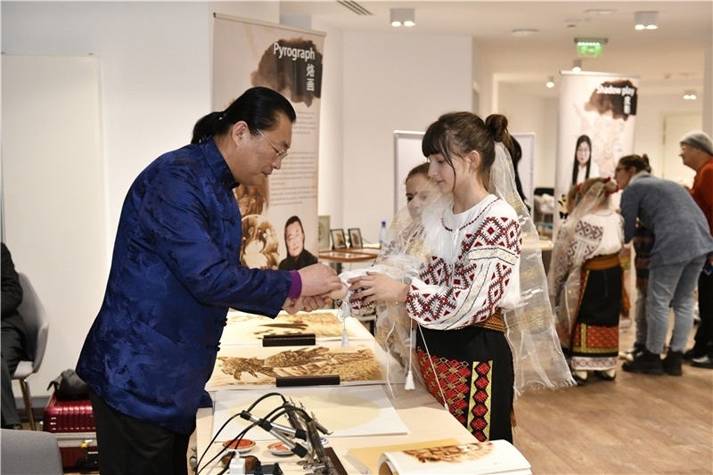 圖為羅馬尼亞小學(xué)生在現(xiàn)場(chǎng)體驗(yàn)烙畫。 布加勒斯特中國(guó)文化中心供圖