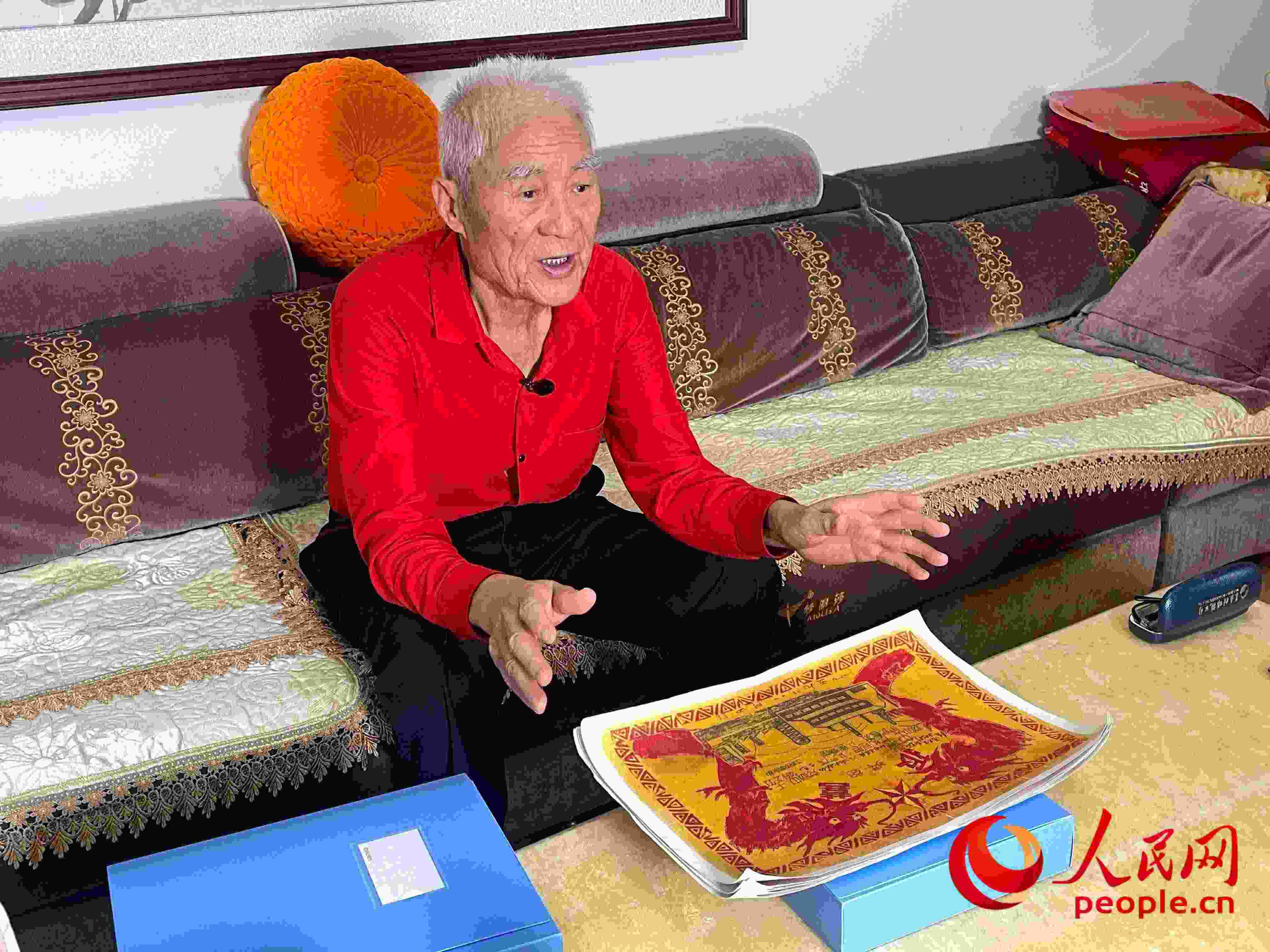 馬太生向采訪團(tuán)講述自己獲得獎(jiǎng)狀的經(jīng)歷。人民網(wǎng) 周靜圓攝