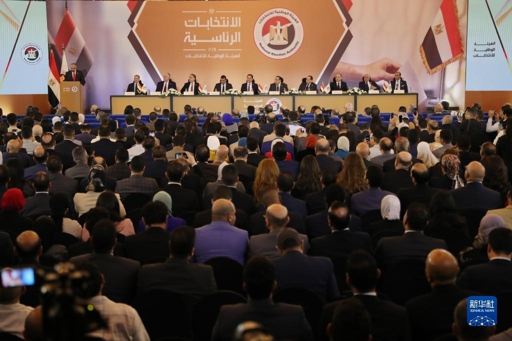 這是12月18日在埃及首都開羅拍攝的埃及全國選舉委員會(huì)新聞發(fā)布會(huì)現(xiàn)場(chǎng)。新華社發(fā)（艾哈邁德·戈馬攝）