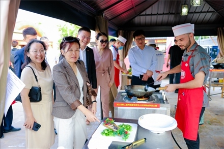 嘉賓現(xiàn)場觀摩。阿聯(lián)酋上?？偵虝咄l(xiāng)會供圖