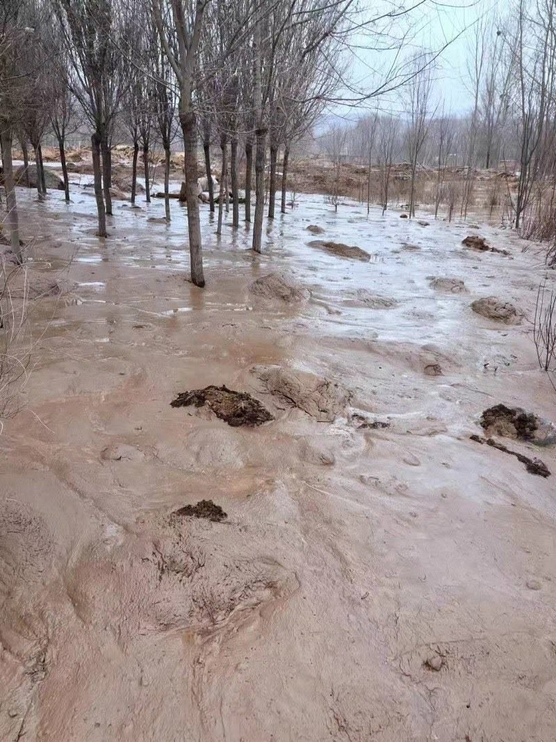 次生災(zāi)害襲擊過的村落。喬棟攝。