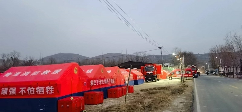 救災(zāi)隊員現(xiàn)場扎起了帳篷。王梅攝。