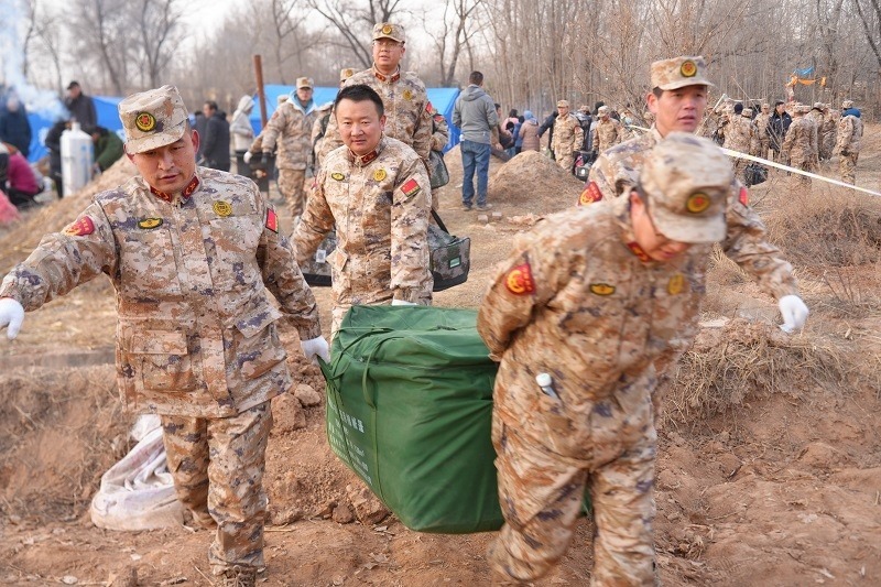 救援人員正在現(xiàn)場緊急搬運(yùn)物資。賀勇攝。