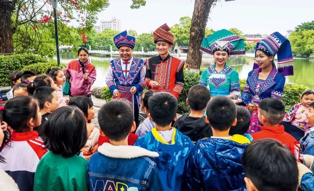 2023年4月25日，廣西桂林，“網(wǎng)絡法治宣傳一條街”在榕湖景區(qū)古南門“開街”，身穿民族服裝的工作人員演唱山歌向青少年普及網(wǎng)絡法治知識。